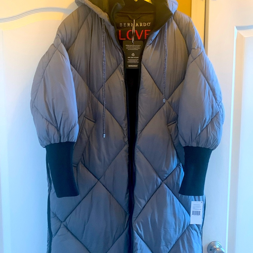 New with Tags Bernardo Puffer Coat
Size: Large and Xl